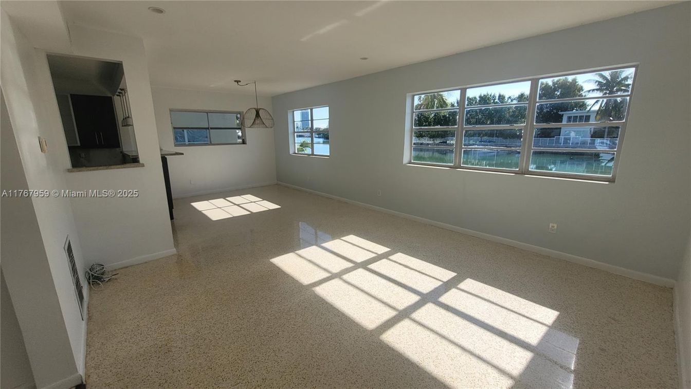 Empty room, Interior, Pendant Lights