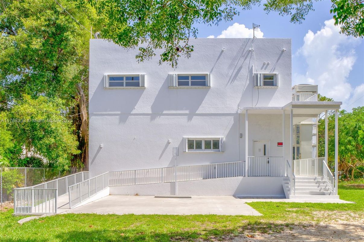 Exterior, Facade, Modern