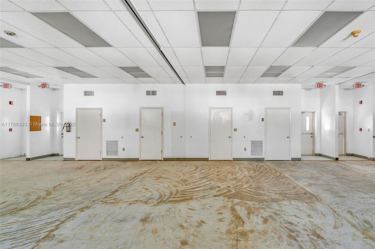 Empty room, Interior