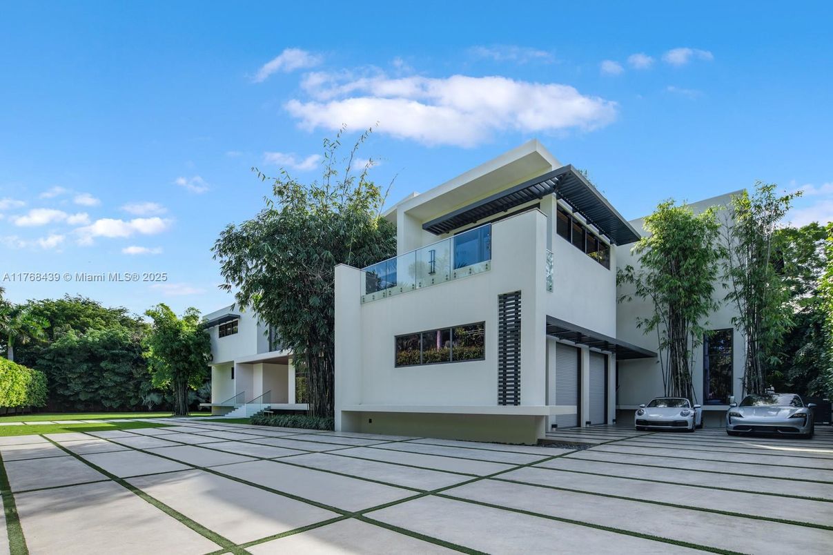 Exterior, Facade, Modern