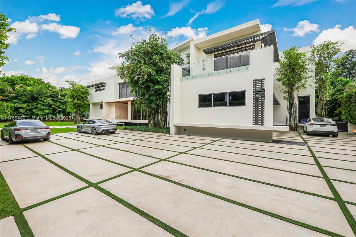 Exterior, Facade, Modern