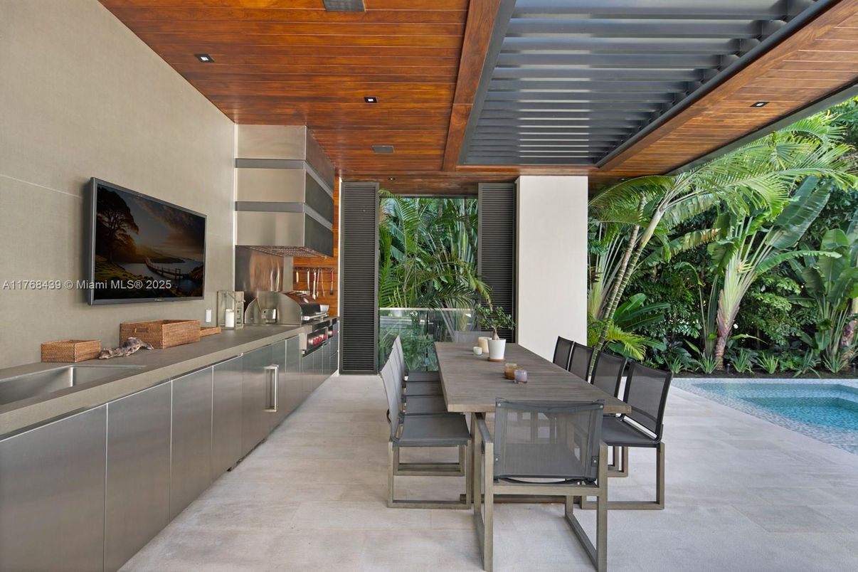 Exterior, Outdoor Kitchen, Pool