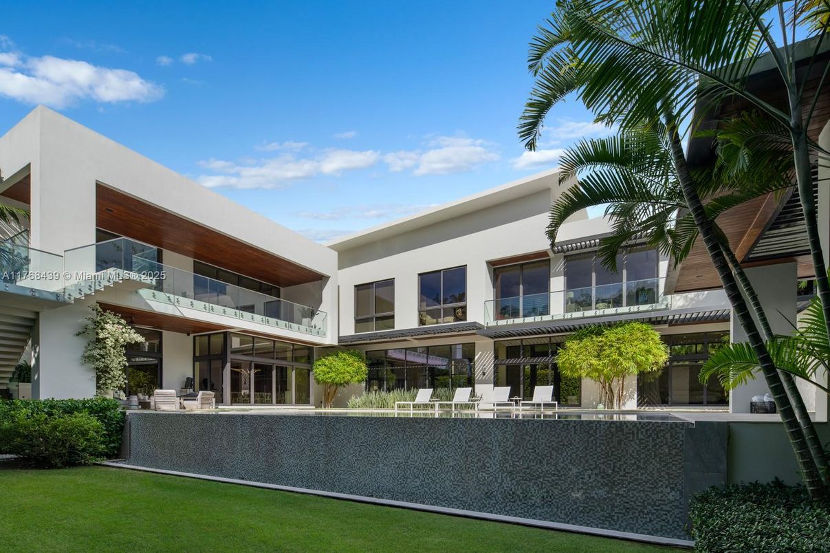 Backyard, Exterior, Facade, Modern