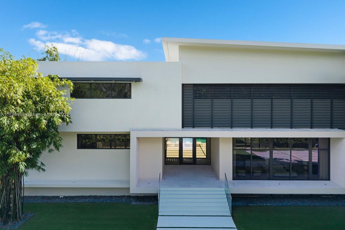 Exterior, Facade, Modern