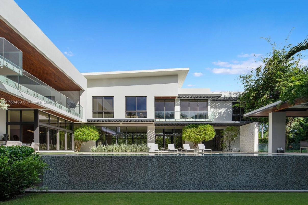 Exterior, Facade, Modern