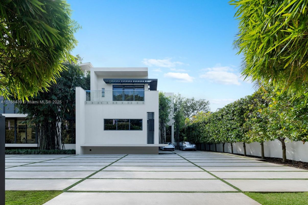 Exterior, Facade, Modern