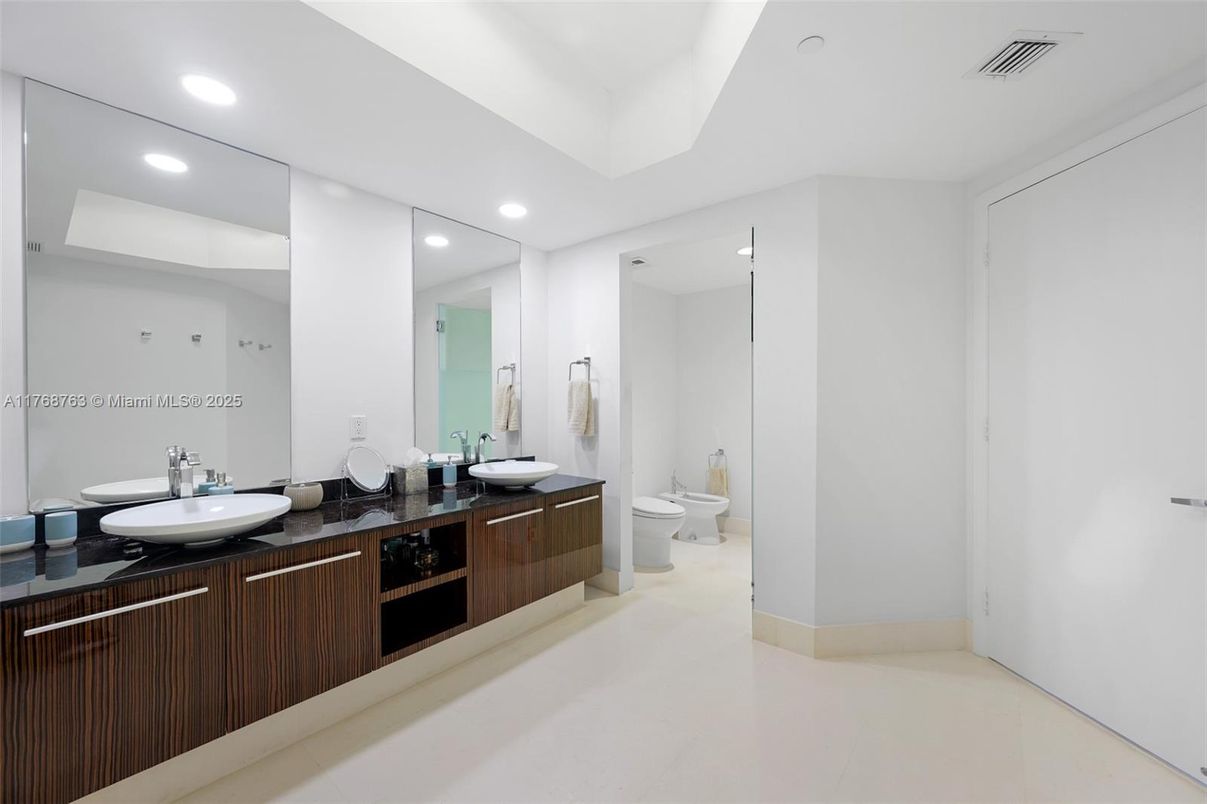 Bathroom, Dual Sink Vanities, Interior, Recessed Lighting