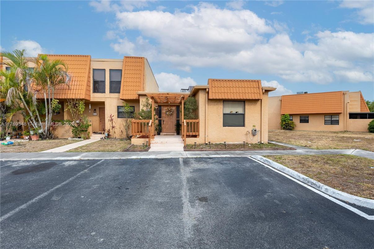 Exterior, Facade, Modern