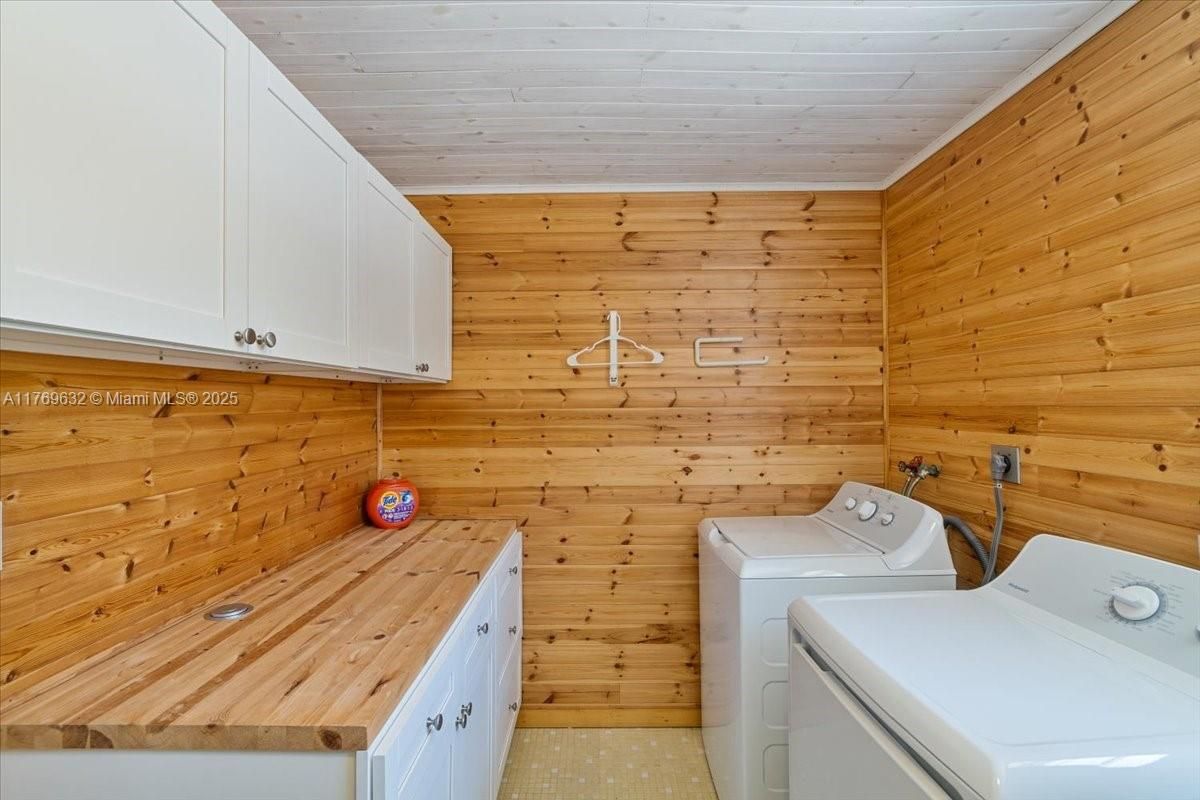 Interior, Washer, Wooden Ceilings, Wooden Walls