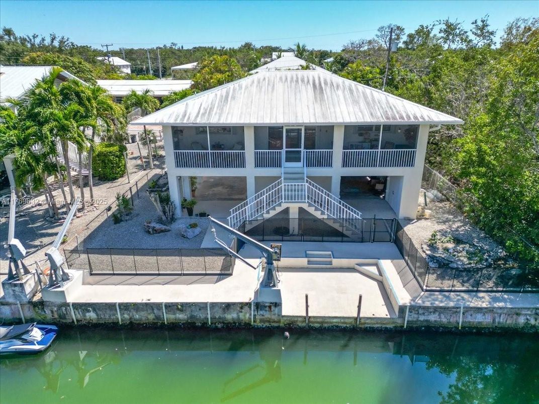 Exterior, Lake