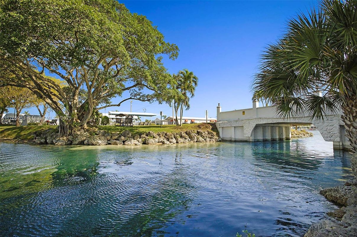 Exterior, Lake