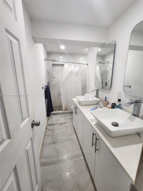 Bathroom, Dual Sink Vanities, Interior, Recessed Lighting