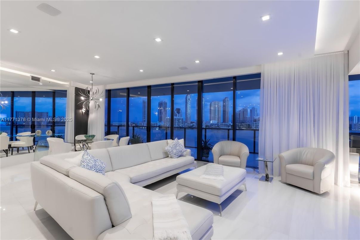Dining room, Interior, Living room, Pendant Lights, Recessed Lighting