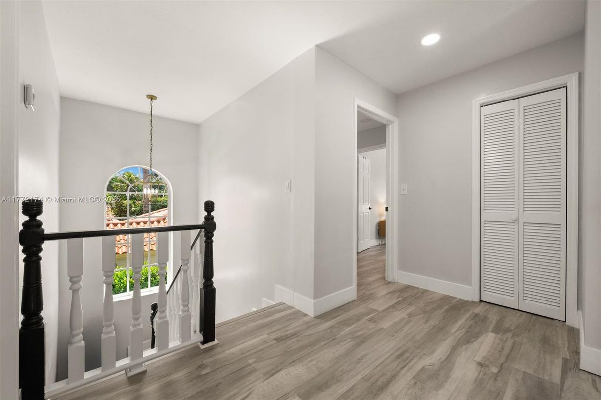 Interior, Pendant Lights, Recessed Lighting, Wood Texture Flooring