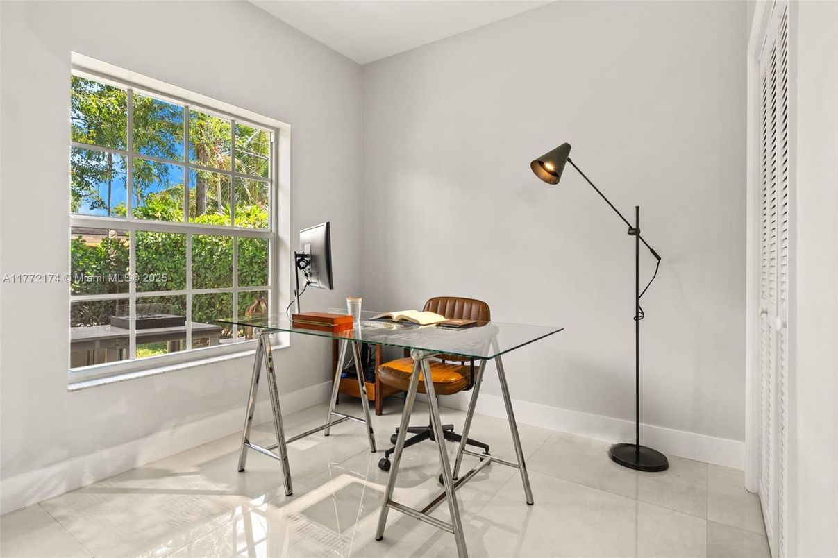 Home Office, Interior