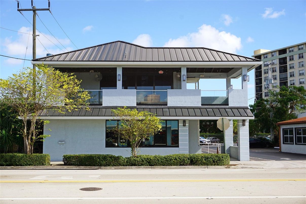 Exterior, Facade, Modern