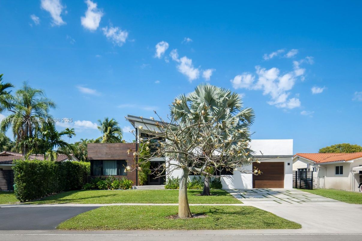 Attached, Exterior, Facade, Modern