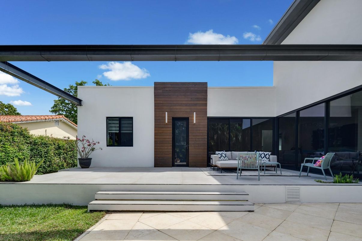 Exterior, Facade, Modern