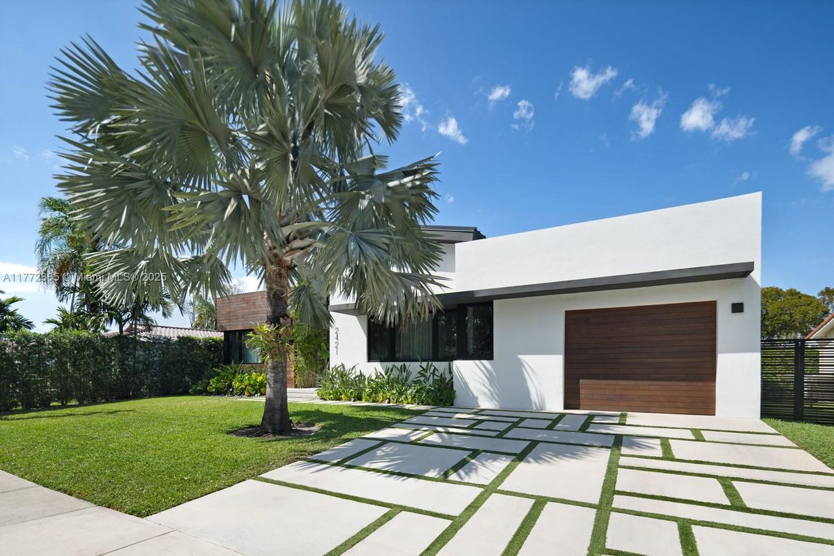 Attached, Backyard, Exterior, Facade, Modern