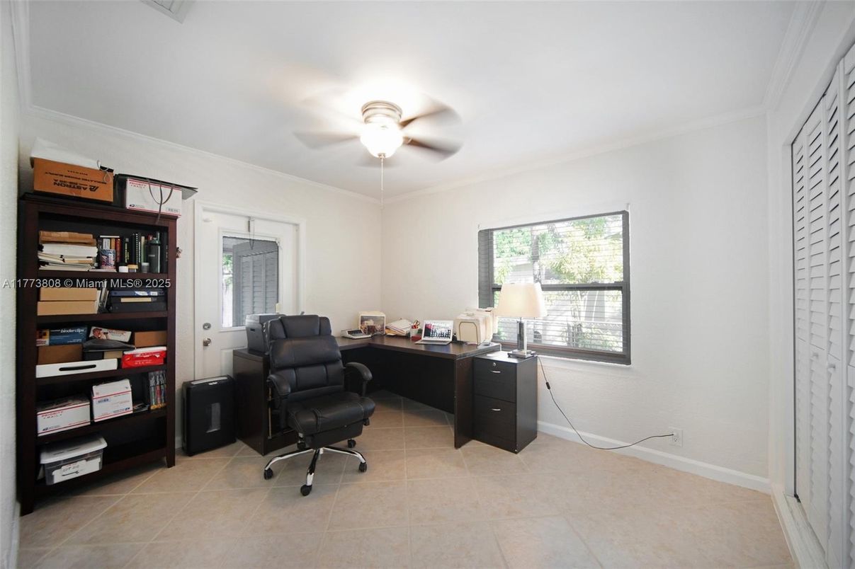 Home Office, Interior