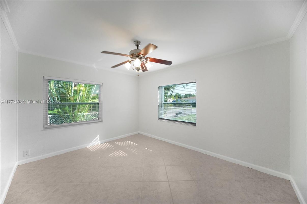 Empty room, Interior
