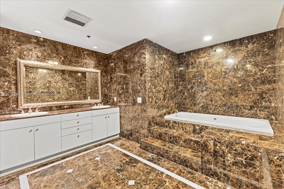 Bathroom, Interior, Recessed Lighting
