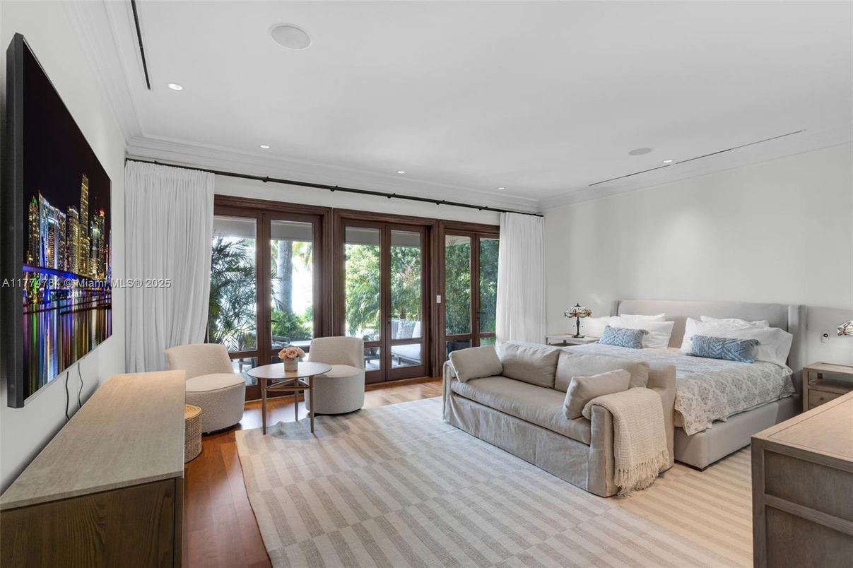 Bedroom, Dining room, Interior, Recessed Lighting, Wood Texture Flooring