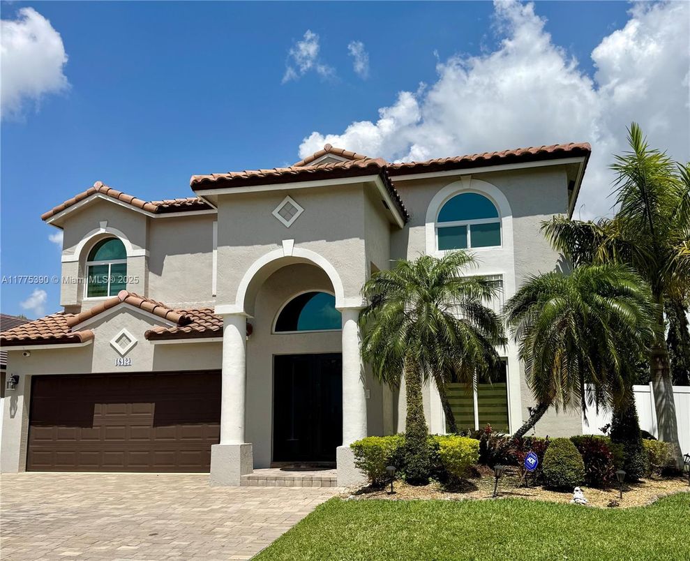 Attached, Exterior, Facade, Mediterranean