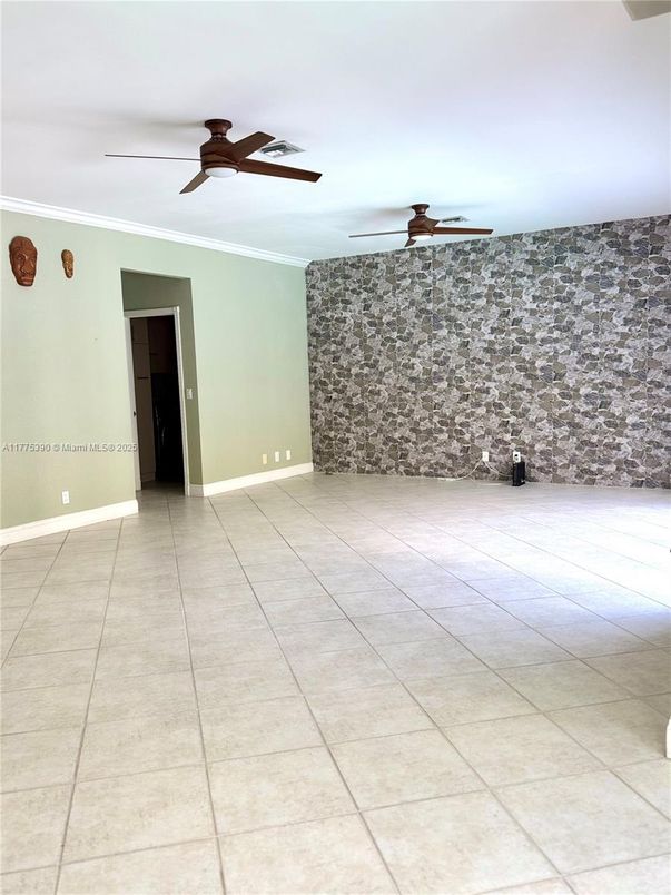 Empty room, Interior
