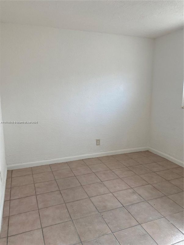 Empty room, Interior