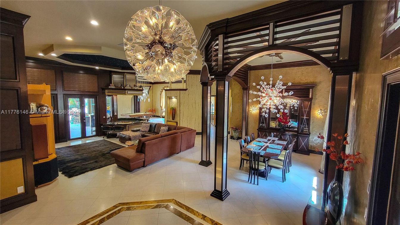 Chandelier, Dining room, Interior, Living room, Pendant Lights, Recessed Lighting