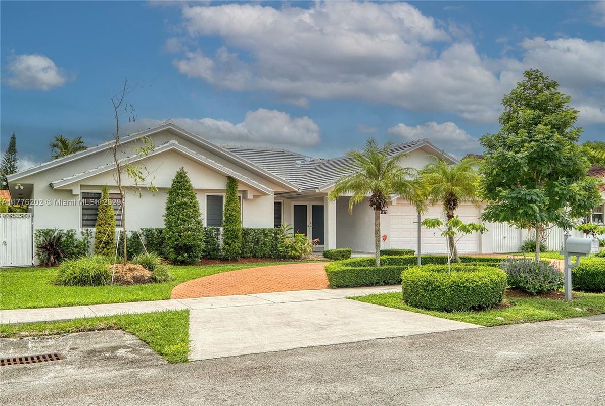 Attached, Exterior, Facade, Ranch