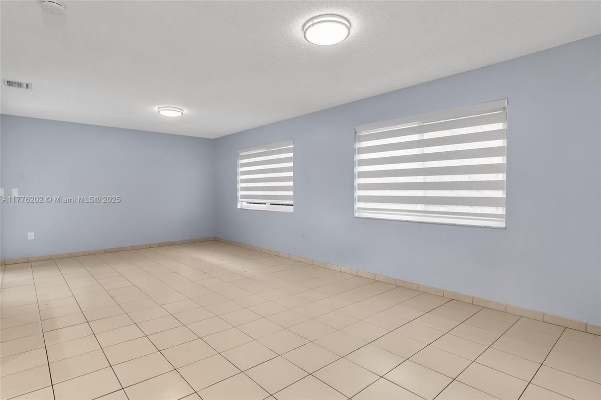 Empty room, Interior