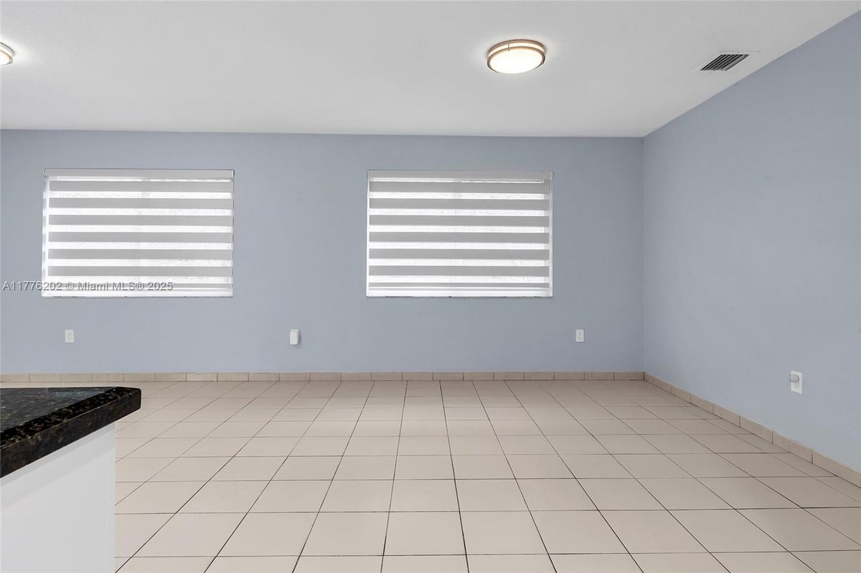 Empty room, Interior