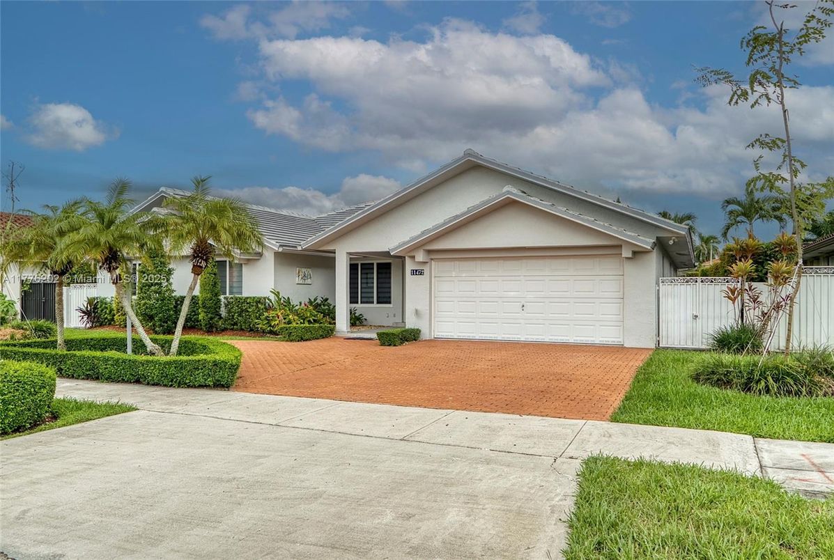 Attached, Exterior, Facade, Ranch