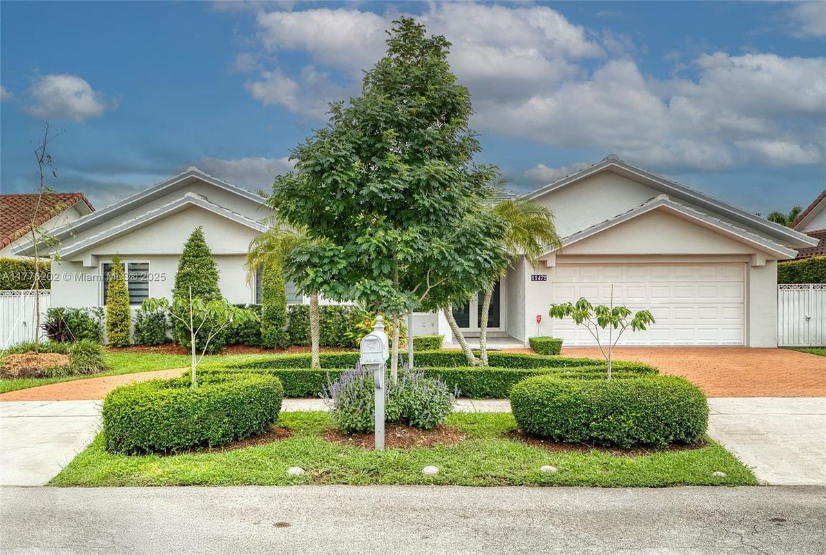 Attached, Exterior, Facade, Ranch