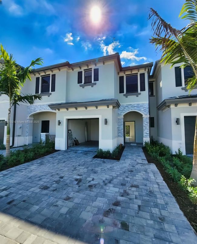 Attached, Exterior, Facade, Rowhouse