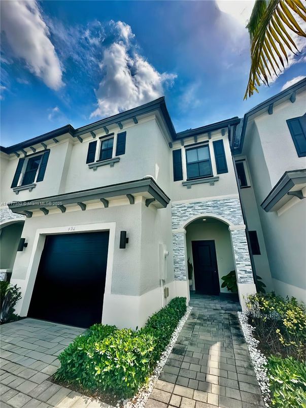 Attached, Exterior, Facade, Mediterranean