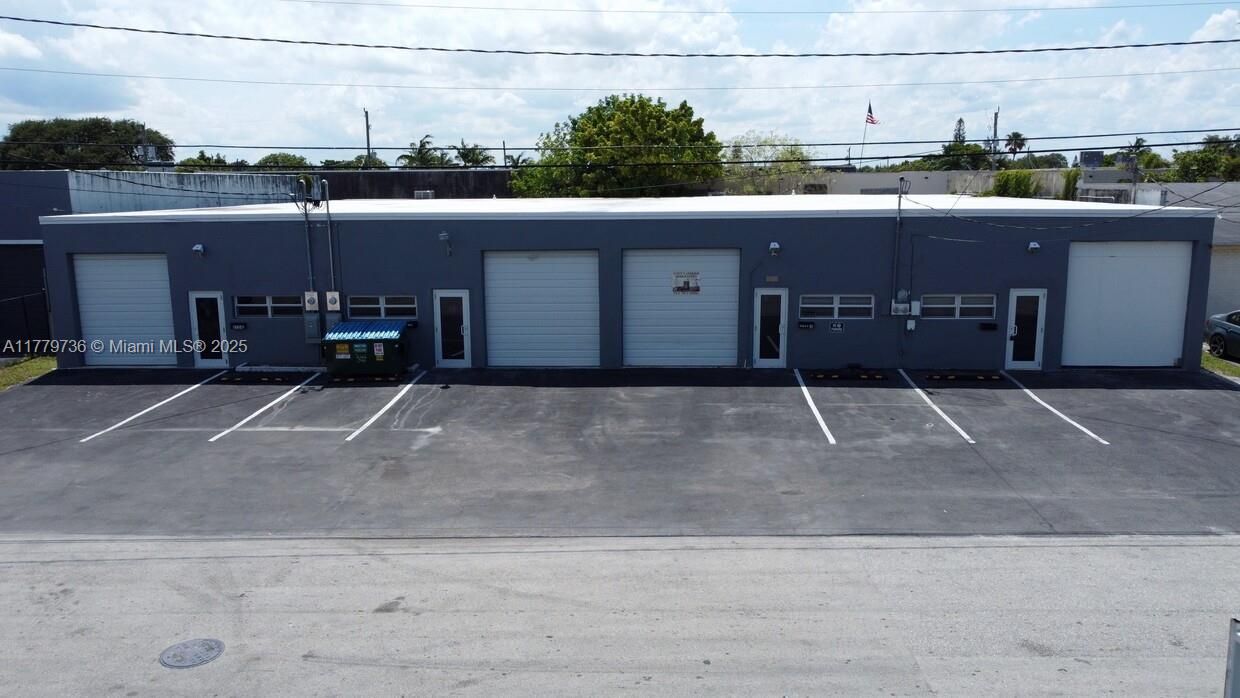 Attached, Exterior, Facade, Modern