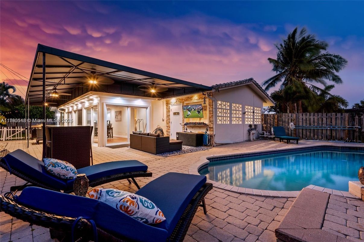 Exterior, Pool