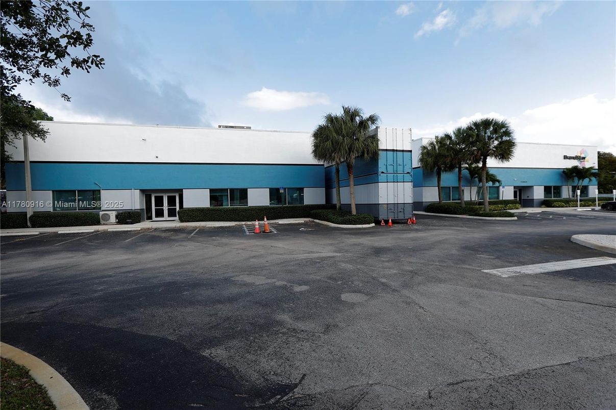 Exterior, Facade, Modern
