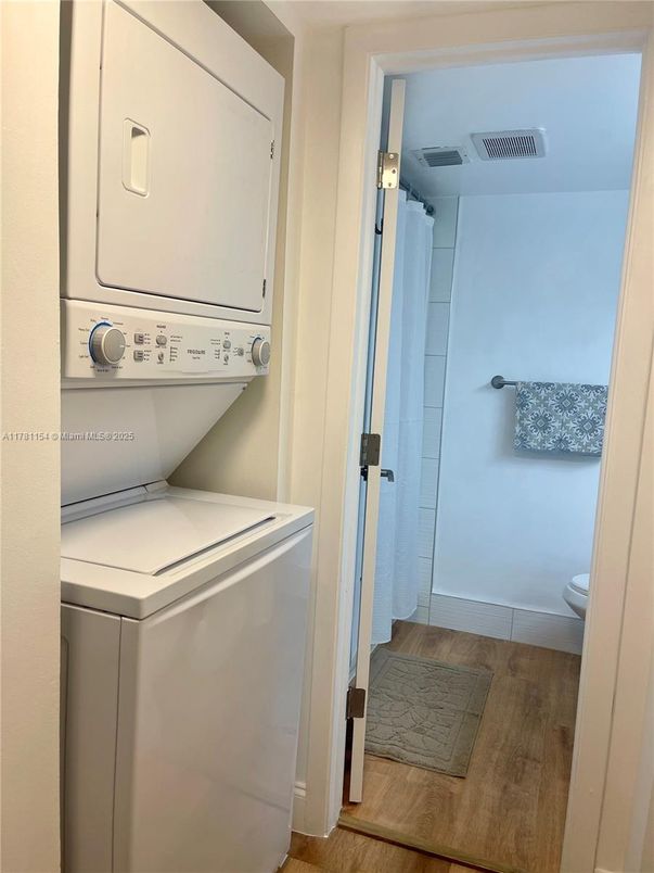 Interior, Utility Closets, Washer, Wood Texture Flooring