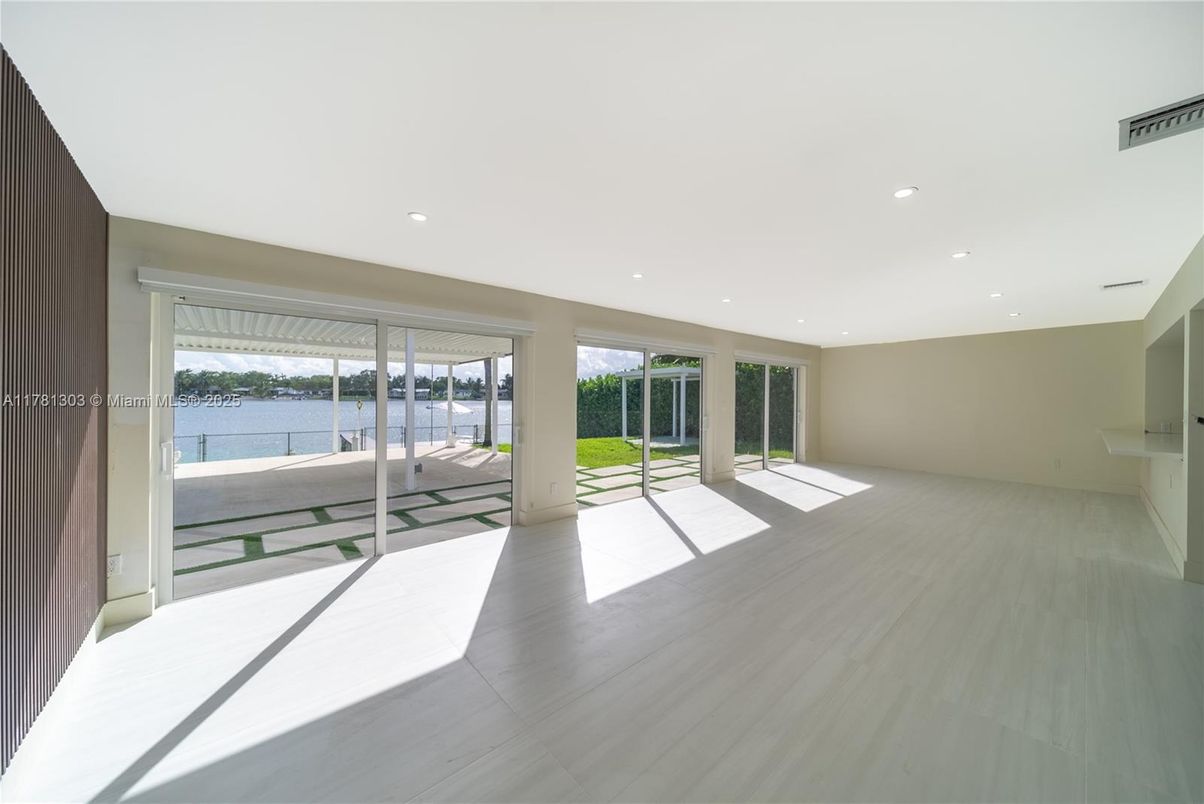Empty room, Interior, Recessed Lighting, Water
