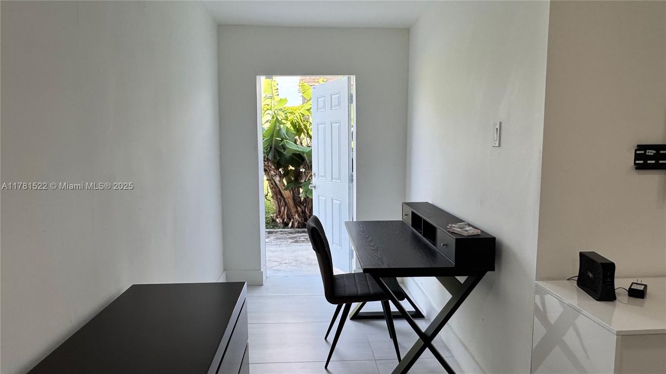 Home Office, Interior