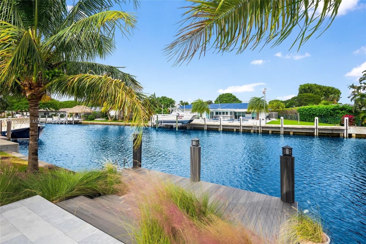 Exterior, Lake
