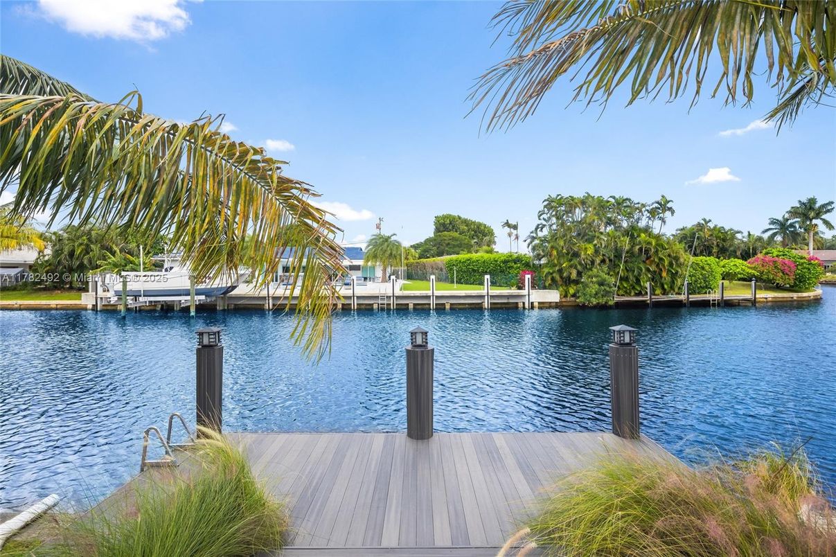 Exterior, Lake