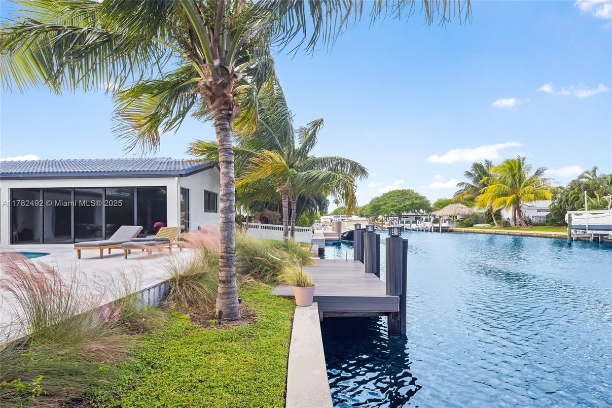 Exterior, Lake