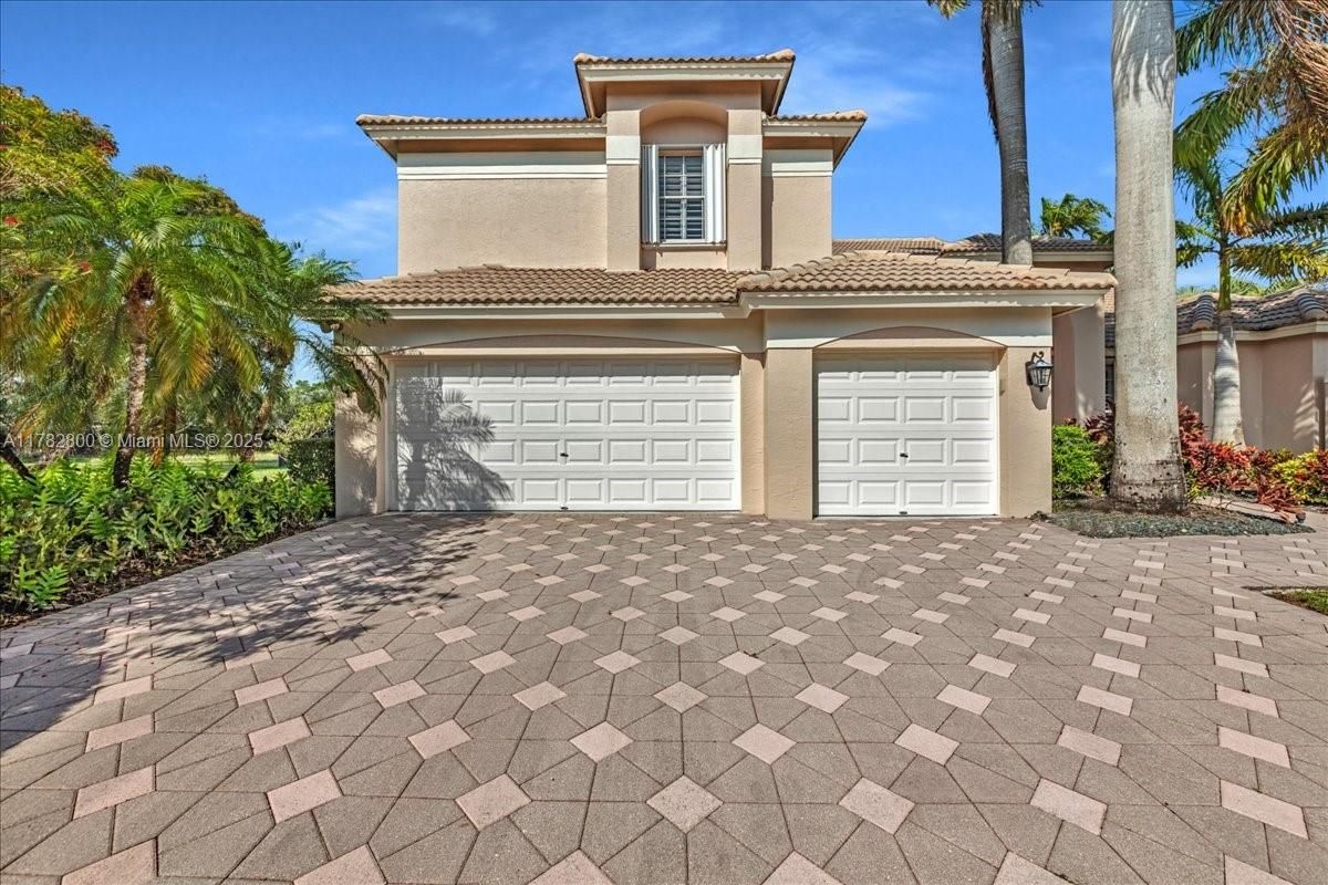 Attached, Exterior, Facade, Mediterranean