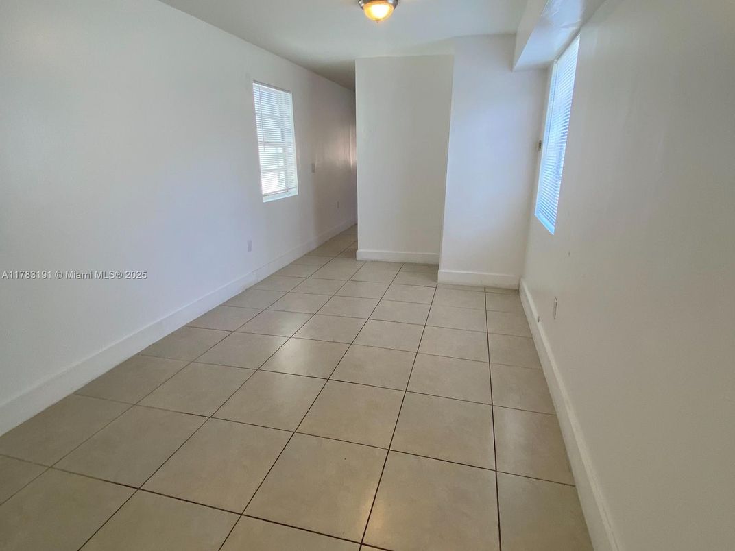 Empty room, Interior