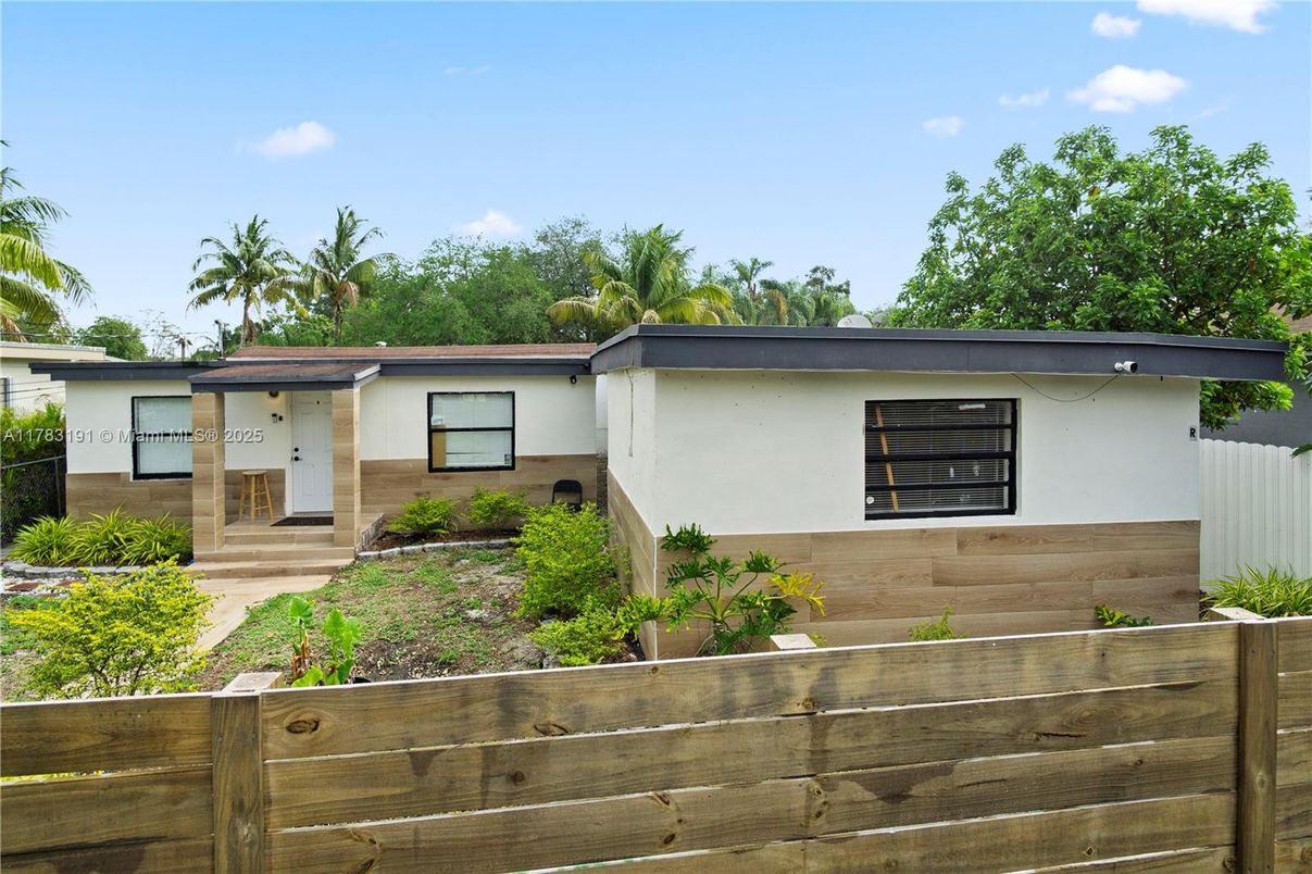 Exterior, Facade, Ranch
